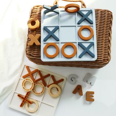 MOQ 50 комплектов Силиконовый XO Tic Tac Toe Puzzle Настраиваемый логотип Цвета BPA Бесплатное сертификат CE Силиконовые игрушки