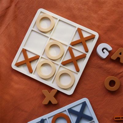 MOQ 50 комплектов Силиконовый XO Tic Tac Toe Puzzle Настраиваемый логотип Цвета BPA Бесплатное сертификат CE Силиконовые игрушки