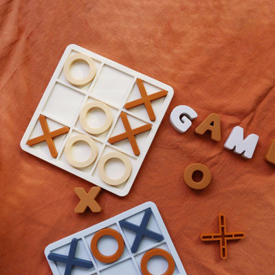 MOQ 50 комплектов Силиконовый XO Tic Tac Toe Puzzle Настраиваемый логотип Цвета BPA Бесплатное сертификат CE Силиконовые игрушки